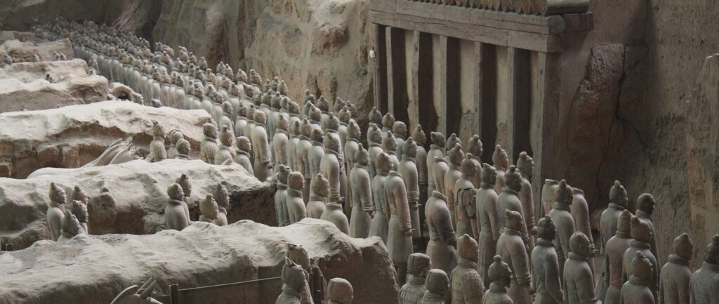 Fotografía en color de los guerreros de terracota de Xian.