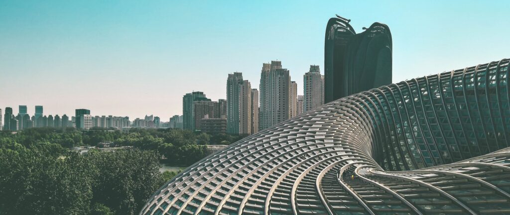 Fotografia em cores com leve filtro amarelado. Em primeiro plano, o prédio do Phoenix International Media Center. Ao fundo, o restante da cidade e um prédio com guindastes ainda em uso.