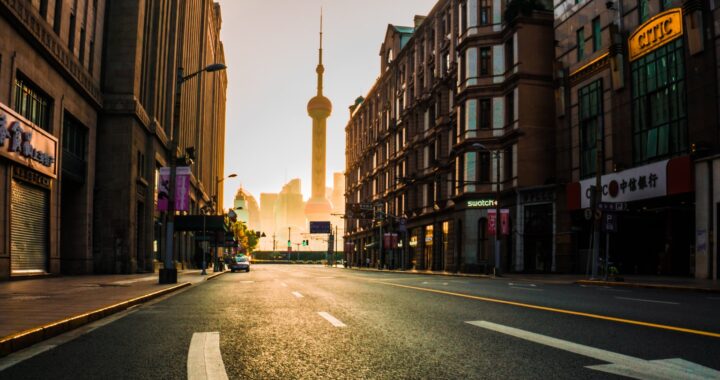 Fotocromía. Muestra una calle vacía de shanghai bajo el sol naciente. Al fondo se puede ver la famosa torre de la Perla Oriental.