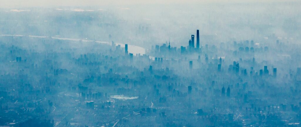 Cuadro panorámico de Shanghai en tonos azules. Es posible ver los principales edificios de la ciudad y el río Huangpu.