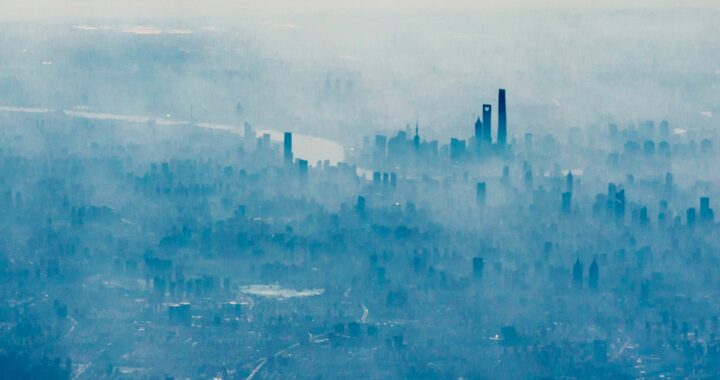 Cuadro panorámico de Shanghai en tonos azules. Es posible ver los principales edificios de la ciudad y el río Huangpu.