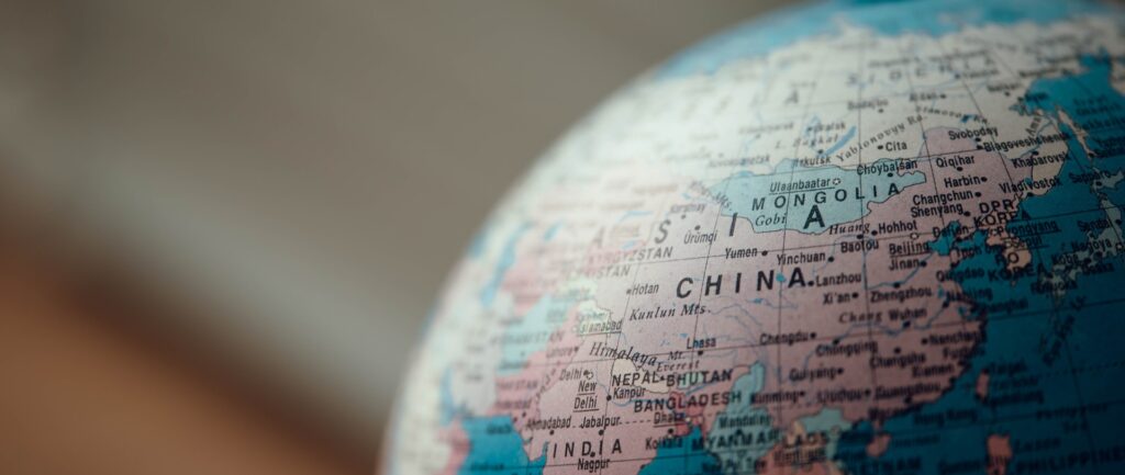 Fotografia em cores de globo terrestre destacando a China.