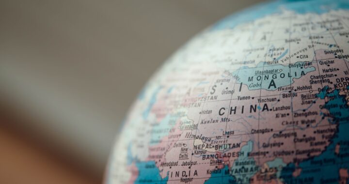 Fotografia em cores de globo terrestre destacando a China.