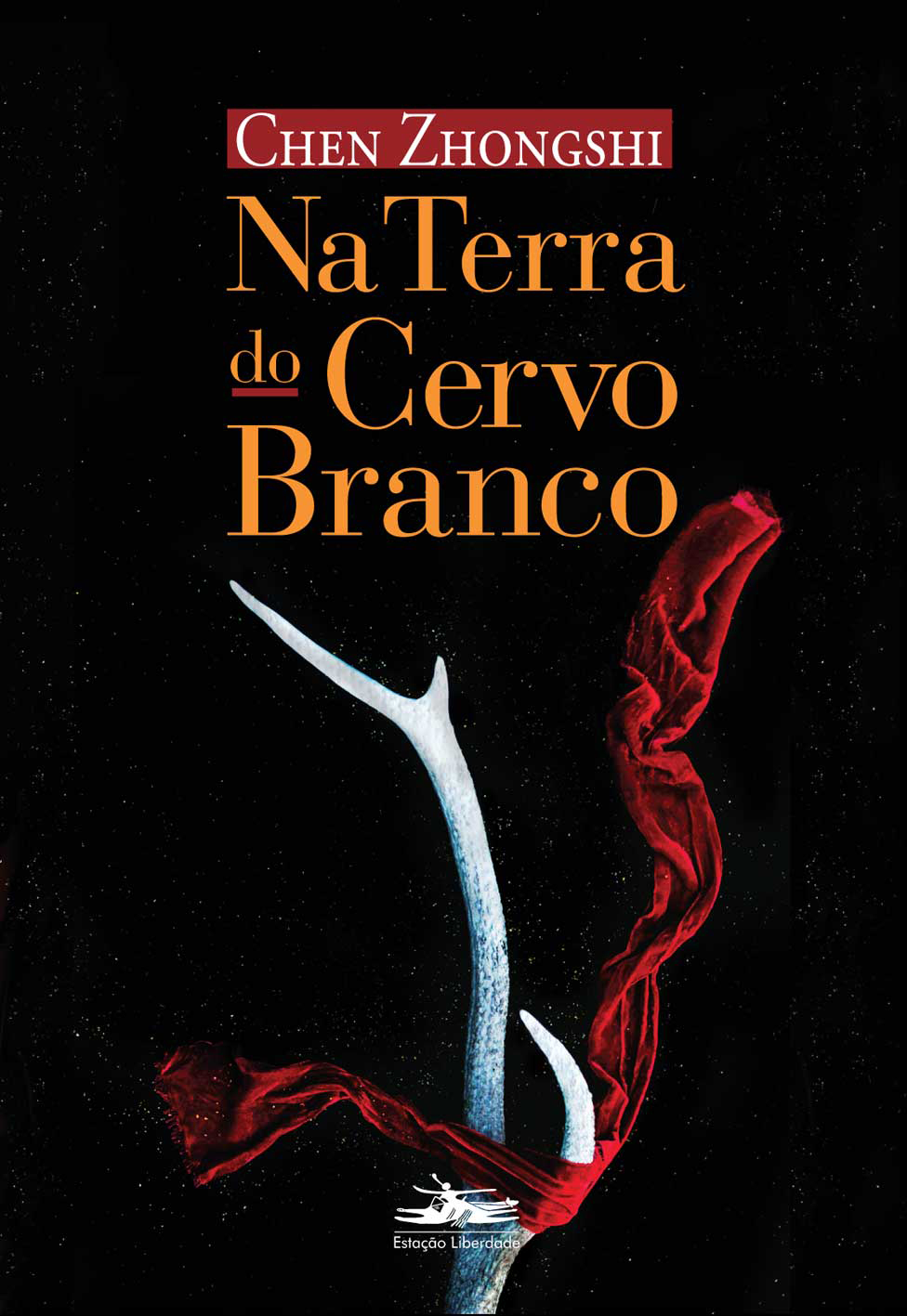 Capa do livro Na Terra do Cervo Branco. Além do título, nome do autor e editora, também mostra um chifre brando de cervo com uma faixa de seda vermelha enrolada nele. O fundo da capa é preto.