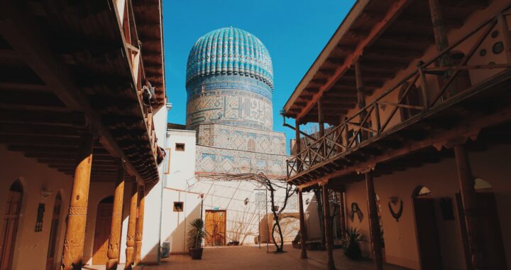 Fotografia em cores de em que se vê a abóbada de uma madrassa no Reguistão, a praça principal de Samarcanda, no Uzbequistão.