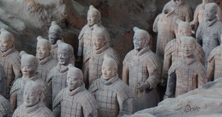 Fotografia em cores dos guerreiros de terracota chineses – três filas de estátuas de guerreiros chineses, feitas de terracota.