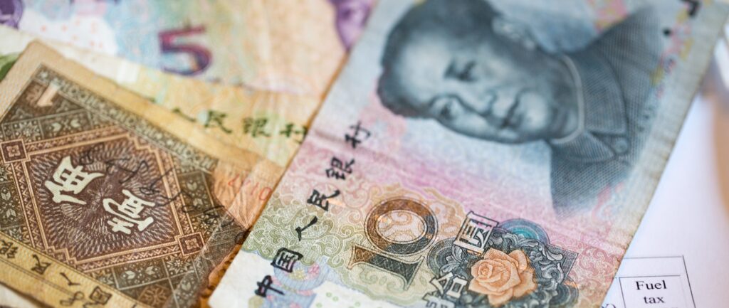 Fotografia em cores de notas de renminbi.