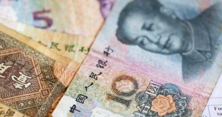 Fotografia em cores de notas de renminbi.