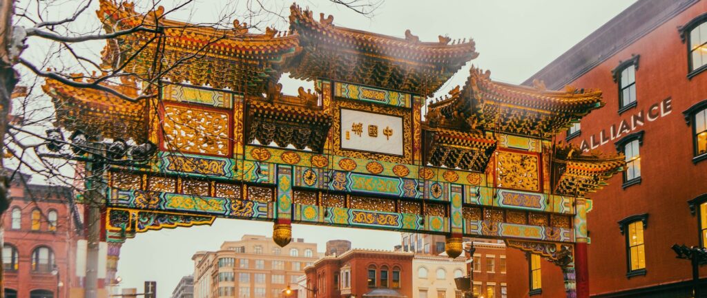 Fotografia em cores de portão de entrada em estilo chinês na Chinatown de Washington, Estados Unidos.
