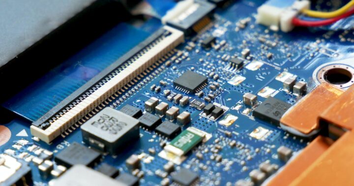 Fotografia em cores de placa-mãe com diversos componentes, entre eles microprocessadores.