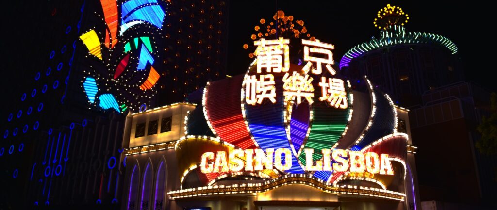 Fotografia em cores dos neons coloridos na fachada do Casino Lisboa, em Macau.