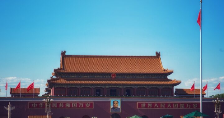 Fotografia em cores da Praça da Paz Celestial em Pequim, em dia de sol e céu azul.
