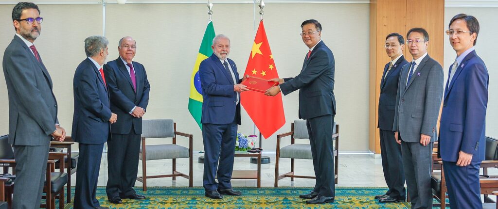 Presidente Luiz Inácio Lula da Silva recebe credenciais do Embaixador da China no Brasil, Zhu Qingqiao. 03/02/2023, foto do Palácio do Planalto, Brasília.