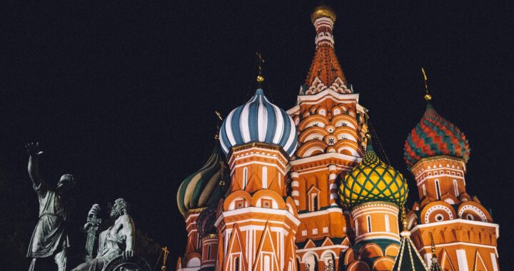 Fotografia noturna em cores da Catedral de São Basílio, em Moscou.