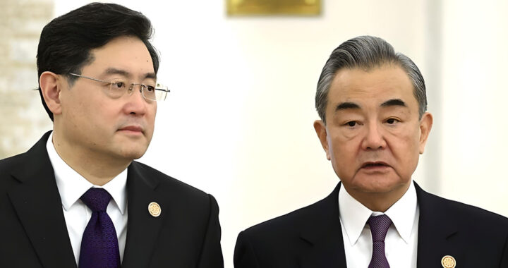 Fotografia em cores de Qin Gang e Wang Yi lado a lado em cerimônia oficial.