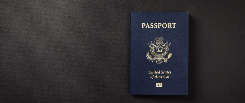Imagem da capa do passaporte dos EUA com um fundo preto.