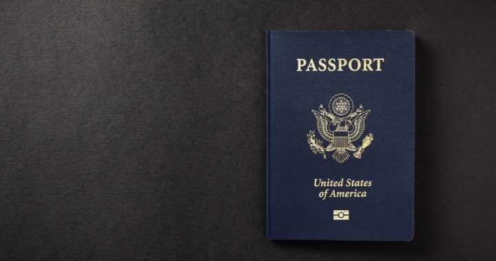 Imagem da capa do passaporte dos EUA com um fundo preto.