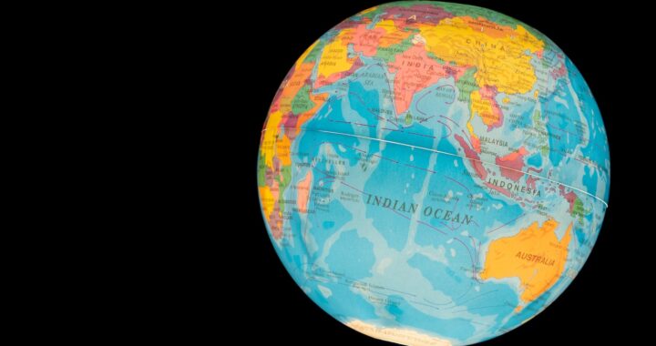 Imagem de globo terrestre em cores sobre fundo preto. O globo está virado de modo a destacar o oceano Índico.