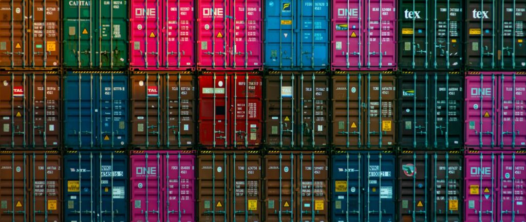 Foto de paredão de containers coloridos.