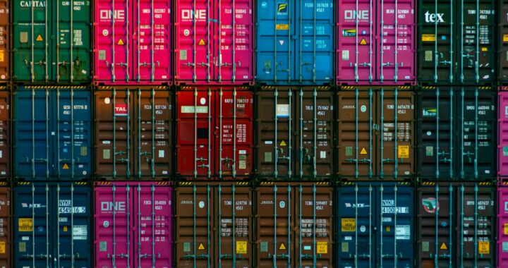 Foto de paredão de containers coloridos.