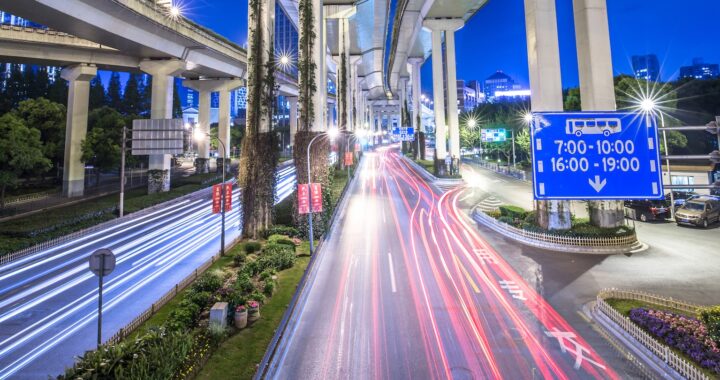 Carros passando em avenidas de Shanghai à noite