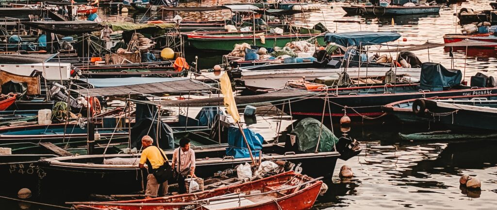 Fotografia em cores de barcos simples de pescadores no mar da China.