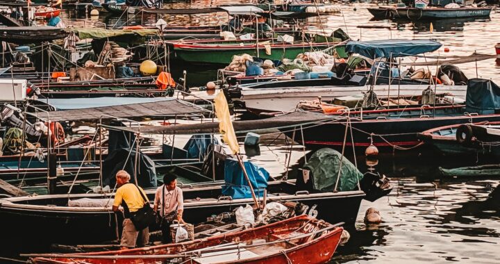 Fotografia em cores de barcos simples de pescadores no mar da China.