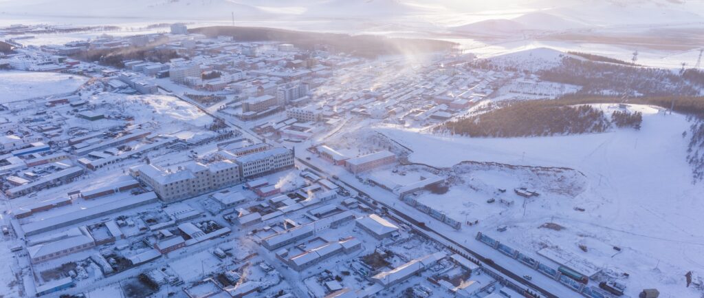 Fotografia aérea em cores de cidade chinesa sob a neve