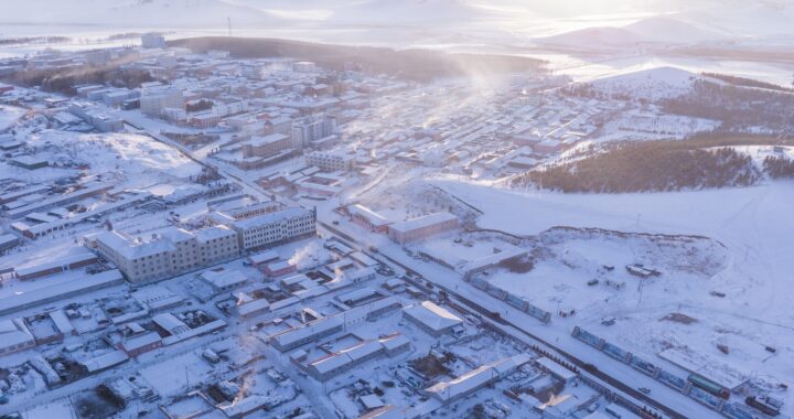 Fotografia aérea em cores de cidade chinesa sob a neve
