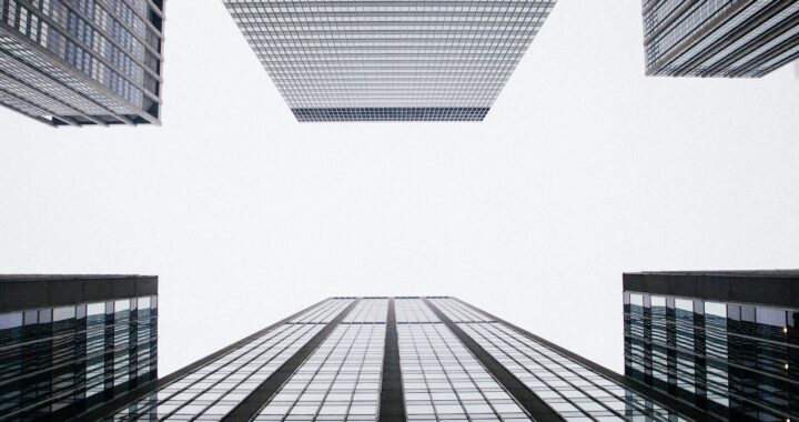 foto em preto em branco tirada de baixo para cima mostrando arranha-céus