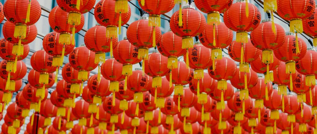 Diversas lanternas de ano novo lunar penduradas