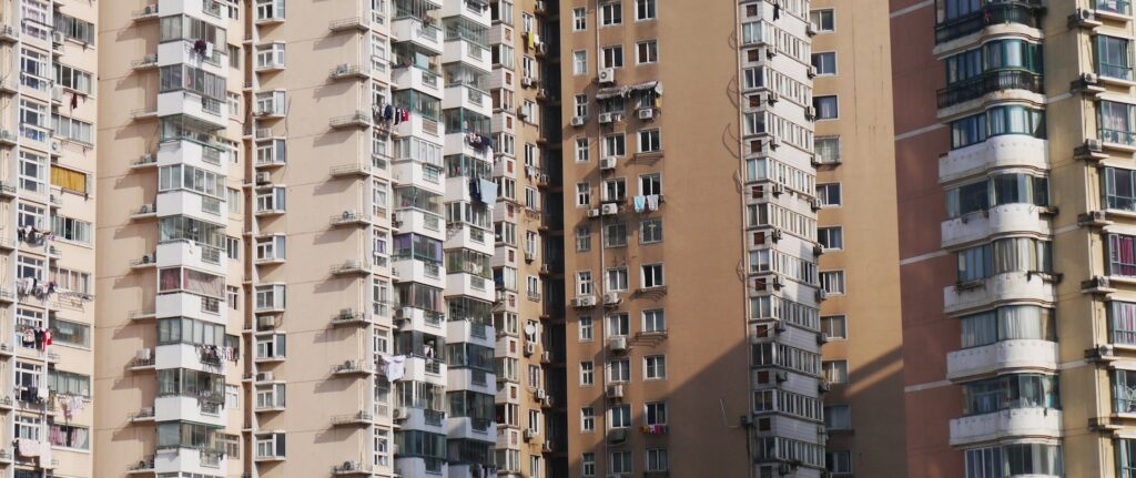 Fotografia em cores de close up em prédios residenciais chineses.
