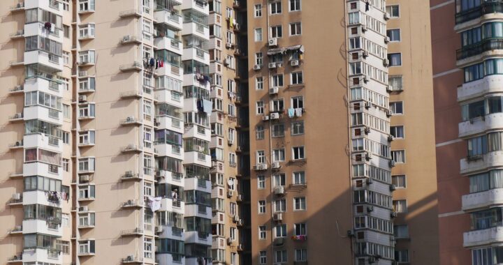 Fotografia em cores de close up em prédios residenciais chineses.
