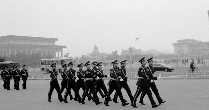 soldados chineses marcham na praça da paz celestial