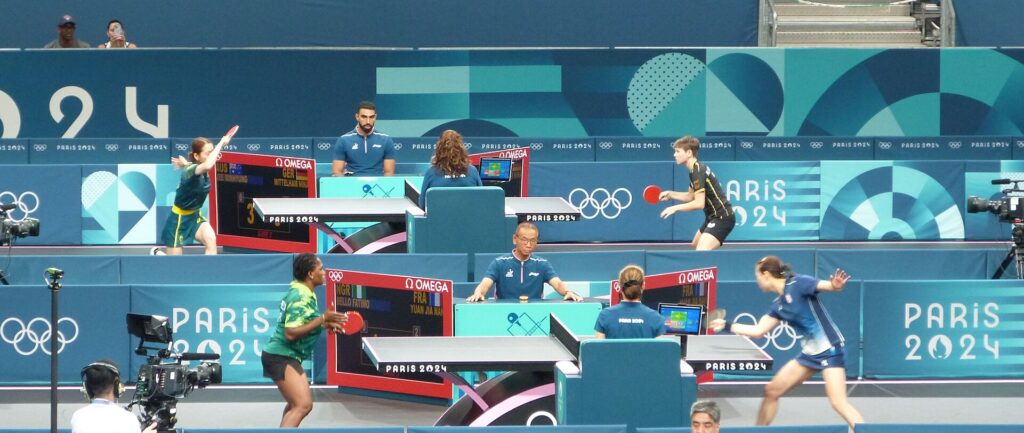 Jogo de tênis de mesa entre Jia Nan Yuan (França) e Fatimo Bello (Nigéria) - Jogos Olímpicos de Paris 2024.