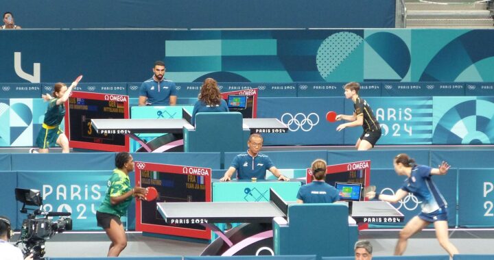 Jogo de tênis de mesa entre Jia Nan Yuan (França) e Fatimo Bello (Nigéria) - Jogos Olímpicos de Paris 2024.