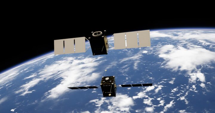 Imagem em cores de dois satélites na órbita terrestre.