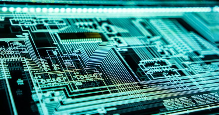 Imagem de placa de CPU com chip, conexões iluminadas com led verde.