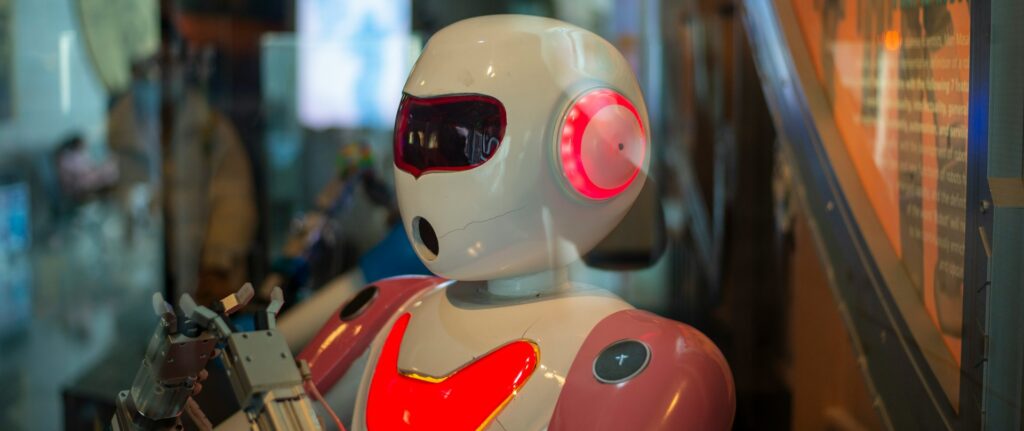 Close-up de um robô com uma luz vermelha no rosto, simbolizando tecnologia avançada e inteligência artificial