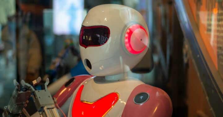 Close-up de um robô com uma luz vermelha no rosto, simbolizando tecnologia avançada e inteligência artificial