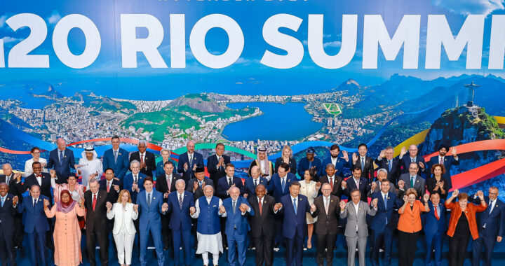 Foto oficial do encontro do G20 no Rio, em cores. Todos os líderes posam de mãos dadas, erguidas para o alto.