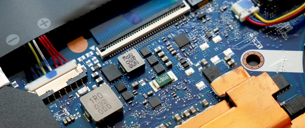 close up de uma placa-mãe com fios