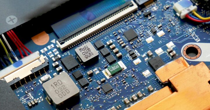 close up de uma placa-mãe com fios