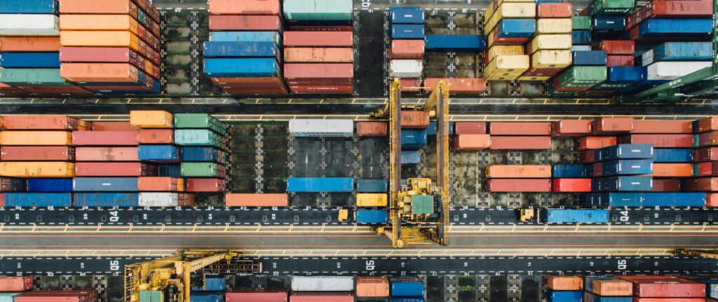 Fotografia em cores de vista aérea de área cheia de contêineres coloridos.