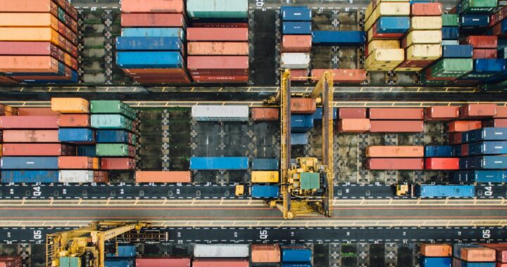 Fotografia em cores de vista aérea de área cheia de contêineres coloridos.