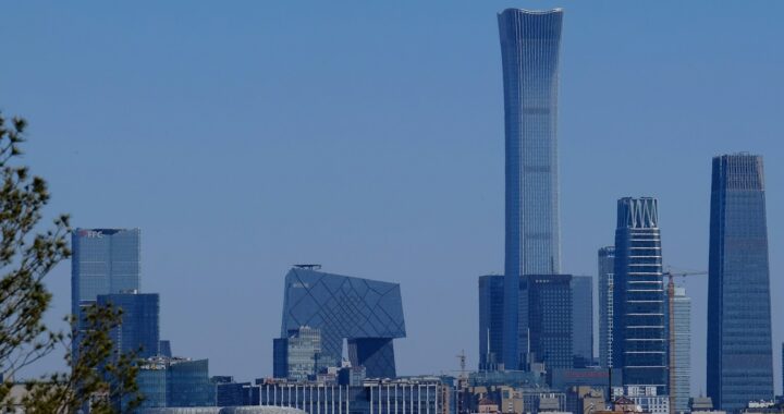 Foto do horizonte do centro financeiro da cidade de Pequim, com vários arranha-céus e um céu azul.