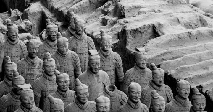 Foto em preto e branco do exército de Terracota chinês