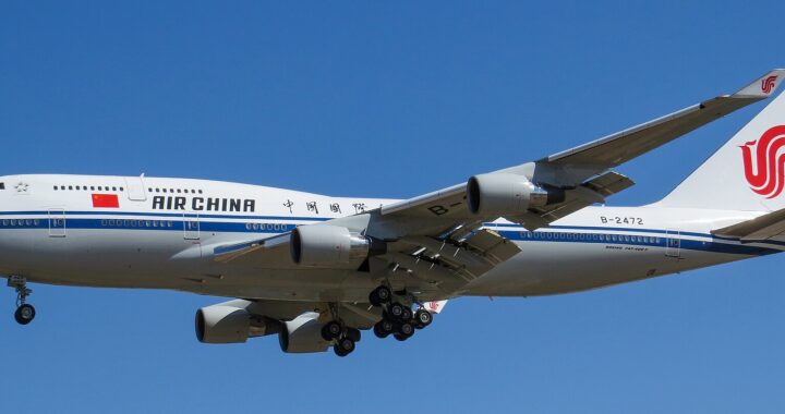 Um avião da Air China voando no céu azul