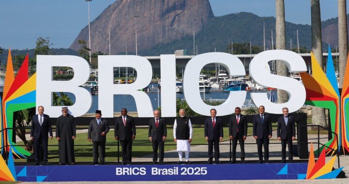 Fotografia em cores dos líderes dos países membros dos BRICS no Rio de Janeiro em julho de 2025, com o Pão de Açúcar ao fundo.