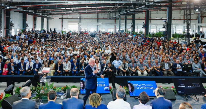 Fotografia em cores do presidente Lula discursando em inauguração da fábrica da BYD em Camaçari.